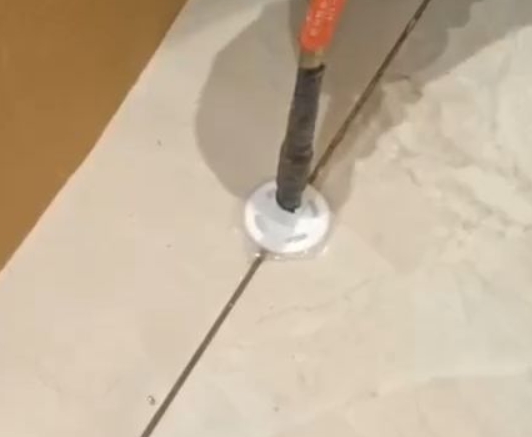 东阳瓷砖空鼓维修公司专业解答瓷砖在铺贴过程中，如果没有涂抹均匀到位的粘结材料（如水泥砂浆或瓷砖胶），可能会导致以下问题