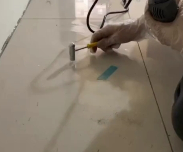 东阳瓷砖开裂维修公司专业分享瓷砖在铺贴前如果没有沥干水分，将会导致以下问题